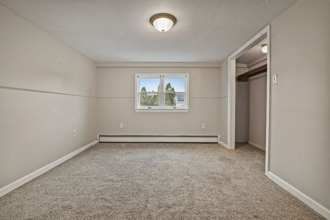 Building Photo - Newly Renovated 4-Bedroom House with Moder...