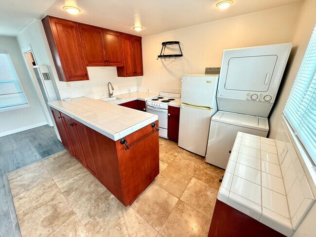 Building Photo - 3 units