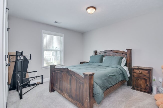 Building Photo - 4 Bedroom 2 Bathroom Two Story Home