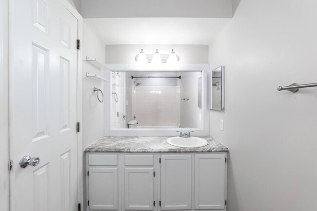 Building Photo - One Bedroom Condo With GREAT Location!