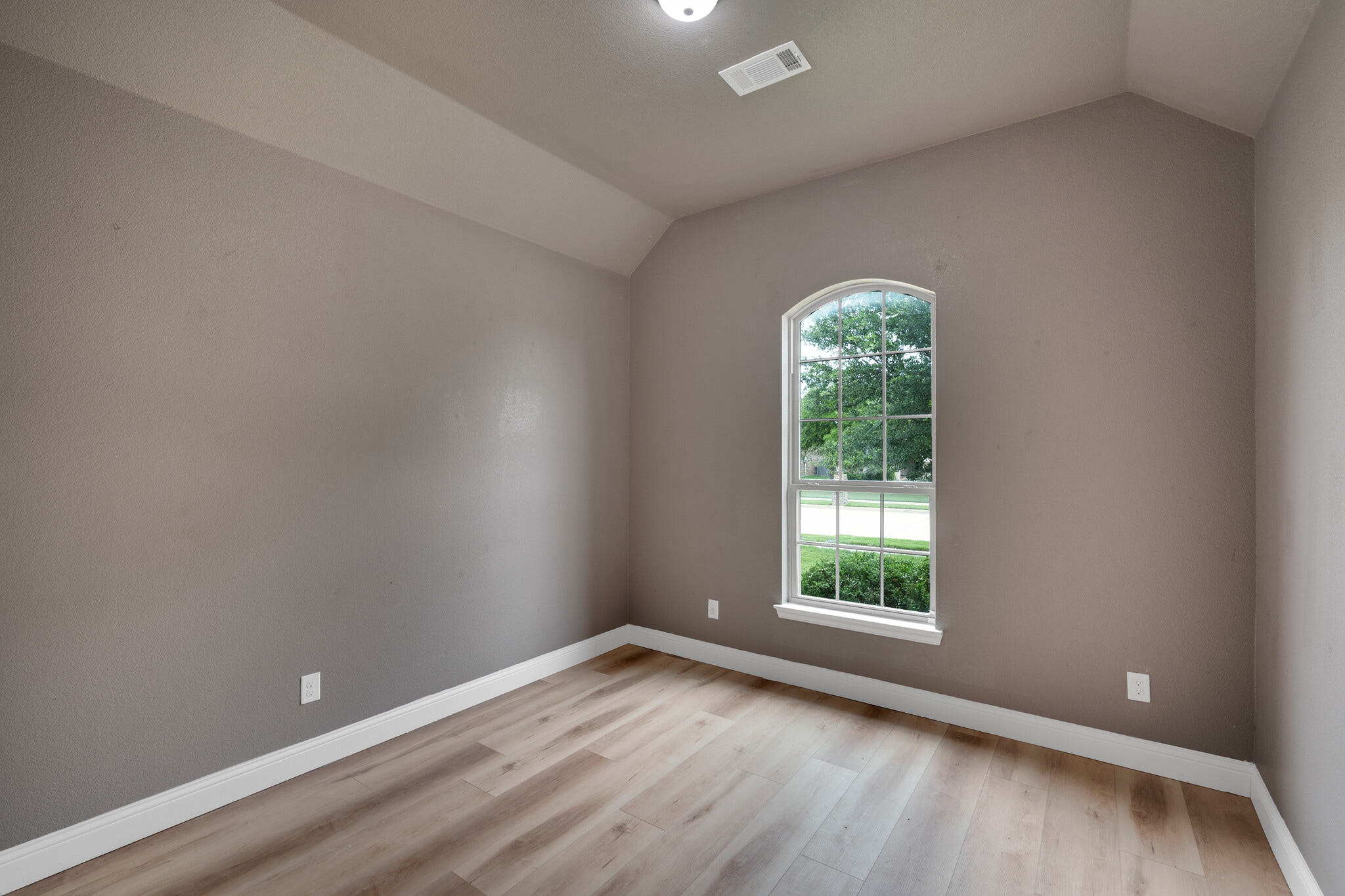 Building Photo - 437 Whispering Willow Dr