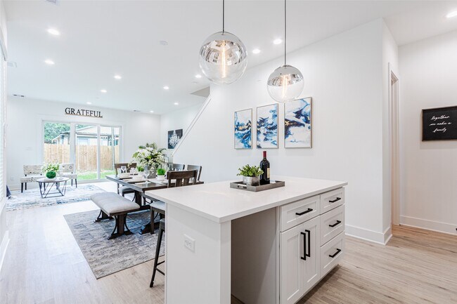 Building Photo - 6814 Burkett St.