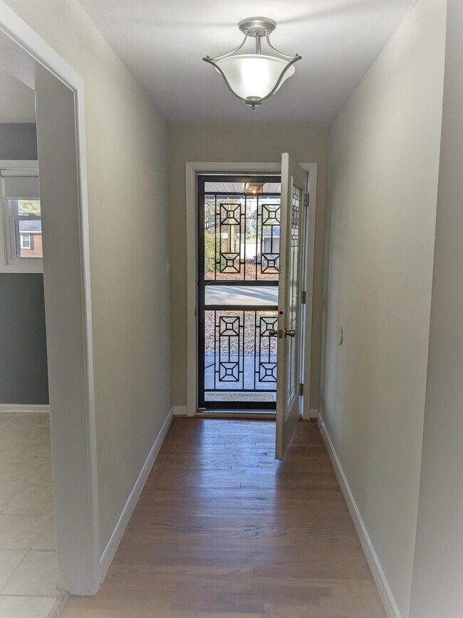 Building Photo - 315 Martha Lee Dr