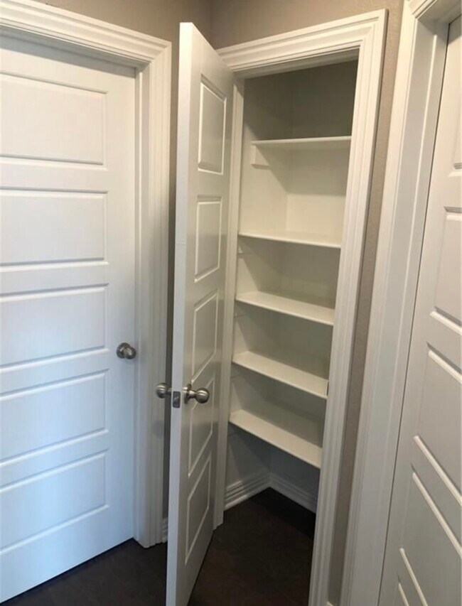 Building Photo - 746 Roselawn St