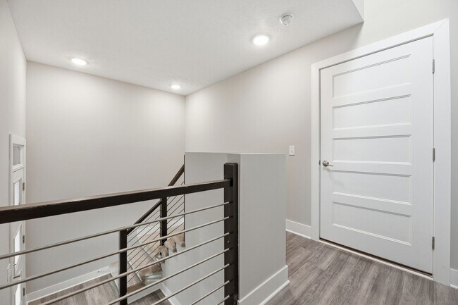 Building Photo - Stylish Midtown townhouse with stunning city views!