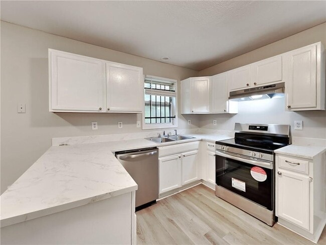 Building Photo - 729 Cooper St SW