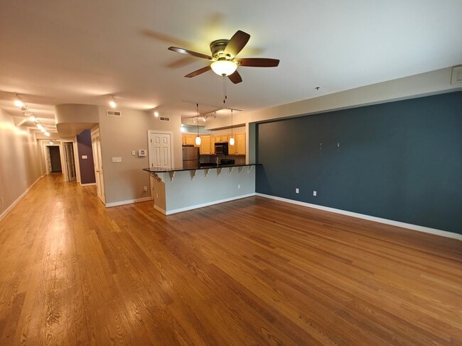 Building Photo - Large 2 bedroom one level condo on first f...