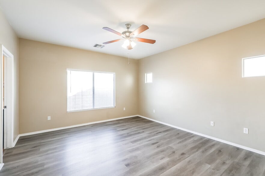 Building Photo - 526 W Calle Sombra Linda