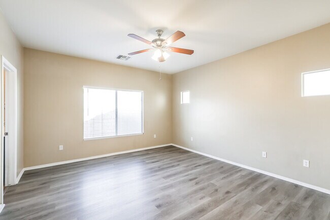 Building Photo - 526 W Calle Sombra Linda