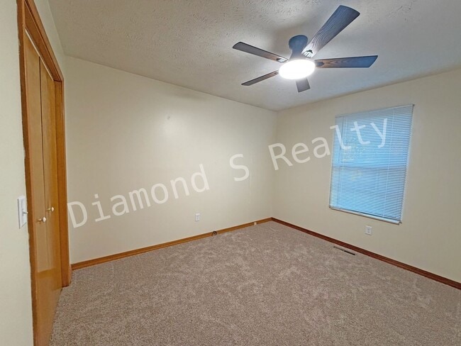 Building Photo - Charming 3 Bedroom in Desirable South Neig...