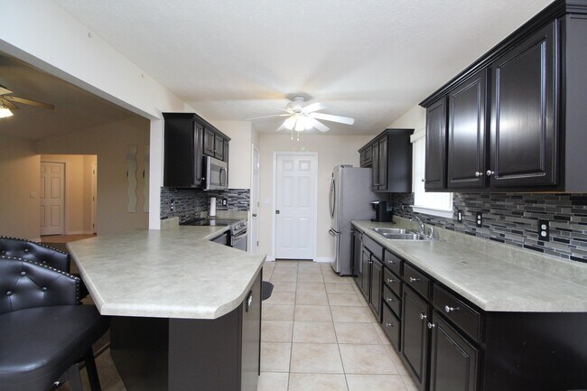 Building Photo - 3BR/2BA Gulf Breeze Brick Home in Oak Pointe with Vaulted Ceilings, Open Layout, Fenced Yard & La...
