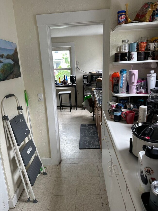 Building Photo - No Brokers Fee, Pets-Friendly , Parking Included, Porch, Laundry on a Site