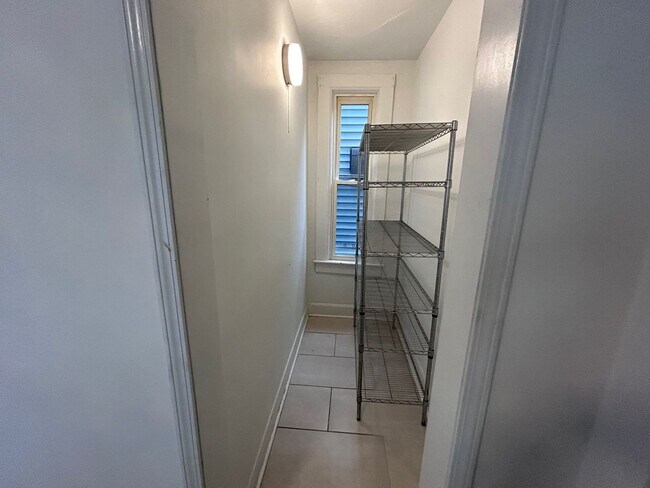 Building Photo - Spacious Vintage 3-Bedroom Apartment – Heat Included