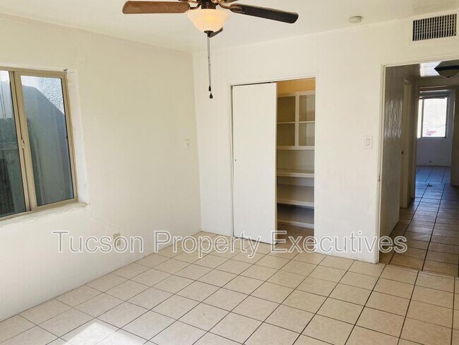 Building Photo - 443 E Delano St