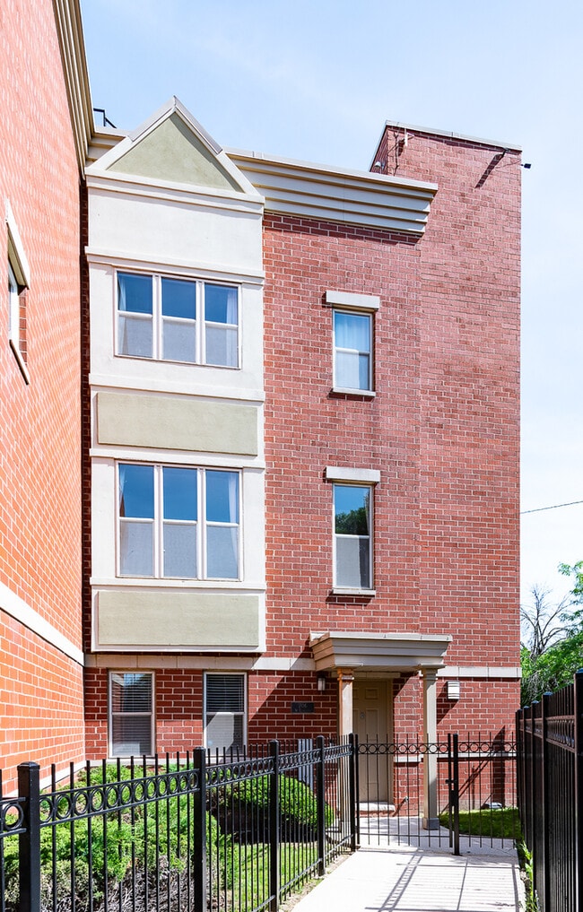 Building Photo - 706 W Evergreen Ave