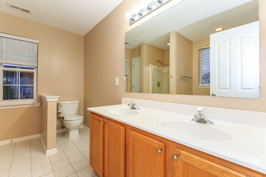 Building Photo - 15239 Pangborn Pl