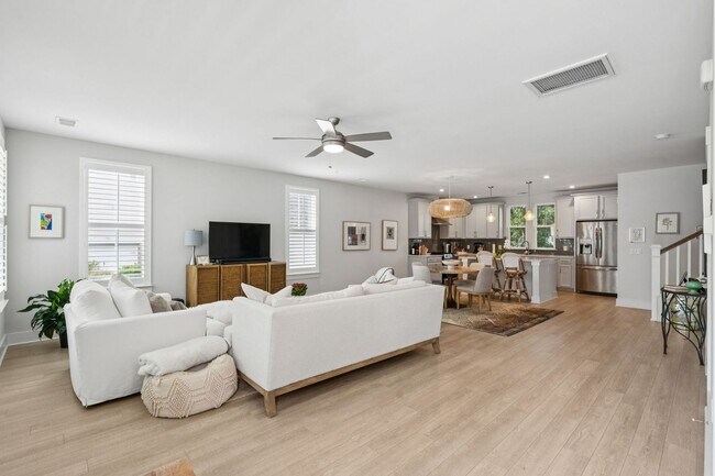 Building Photo - Waterfront Living in Stone view – 3BR Home...