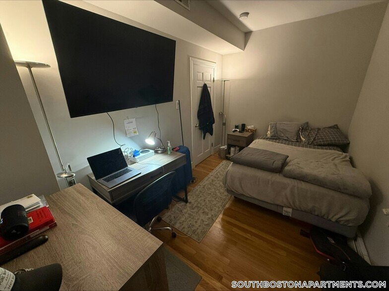 Building Photo - 868 E 2nd St