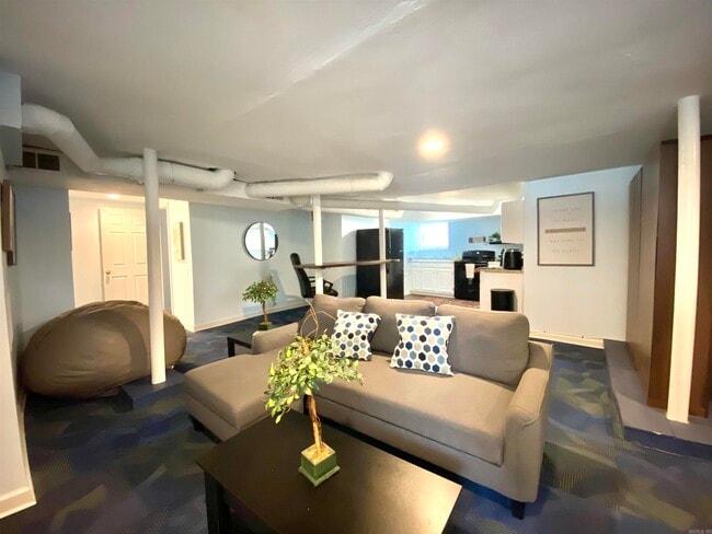 Building Photo - 1305 Stratford Ave