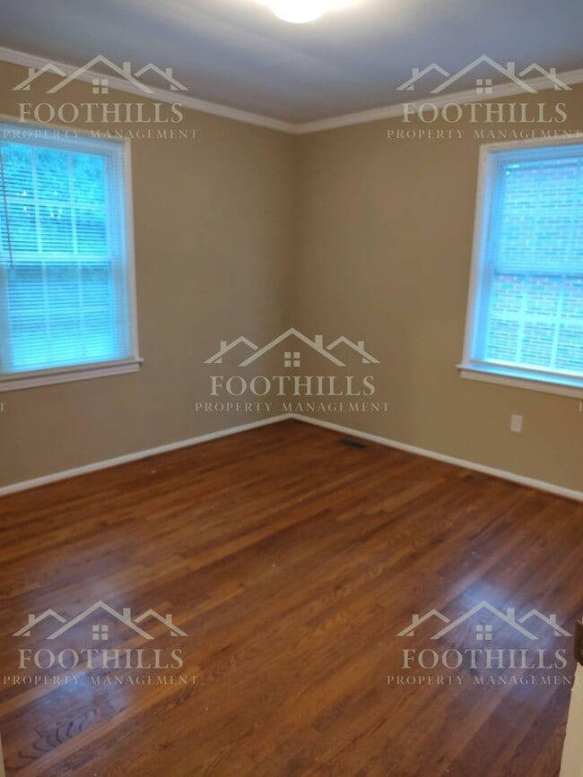 Building Photo - 3-Bed Ranch with Spacious Yard and Modern ...