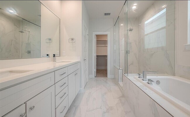 Building Photo - 2759 Clinton Dr