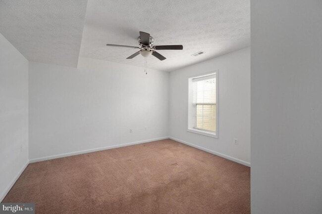 Building Photo - MINUTES TO QUANTICO - 6 BEDROOM HOME!