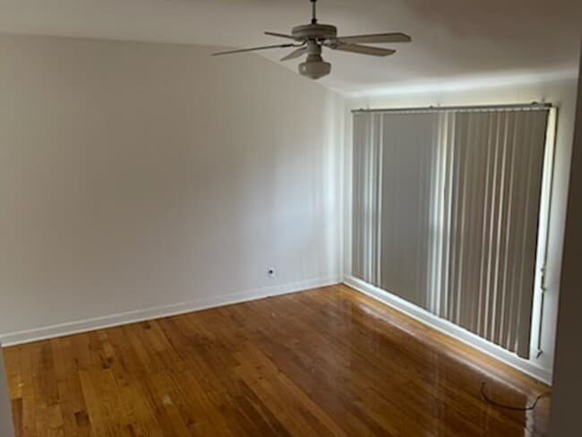 Building Photo - 2 bedroom 1 bath close to freeways and sho...