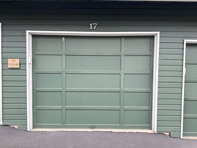 Building Photo - Ideal 2 Bedroom 2 Bathroom Lower Level Unit - Backs to Beautiful Greenspace!