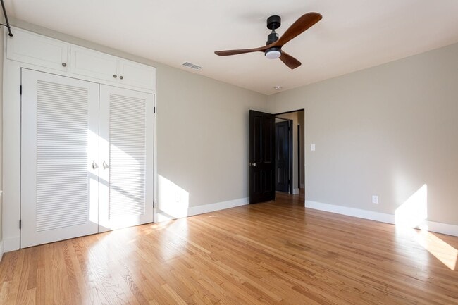Building Photo - Charming Home in Kensington