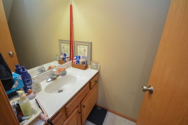 Building Photo - 2br townhouse near many shopping & dining ...