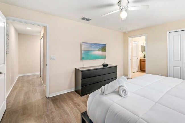 Building Photo - 4900 Clock Tower Dr