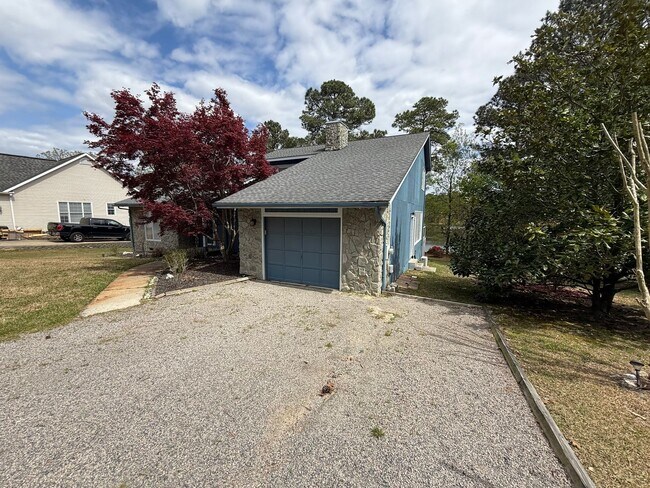 Building Photo - Carolina Lakes