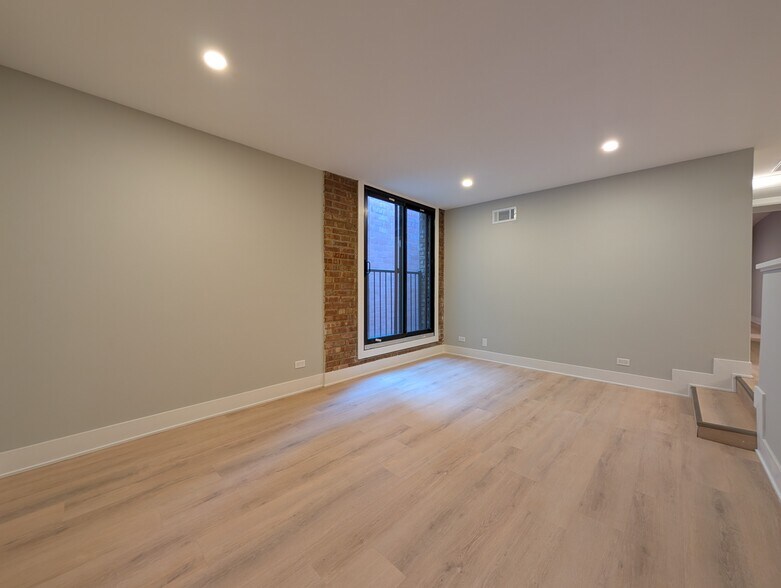 Building Photo - 1214 N La Salle Dr