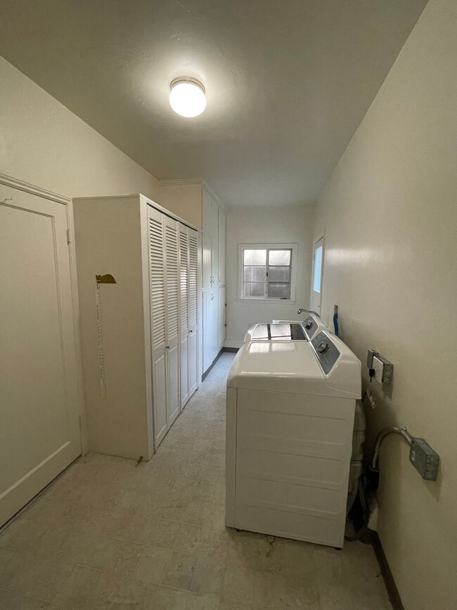 Building Photo - Lovely 2 Bed 2.5 Bath Home - Incredible Pa...