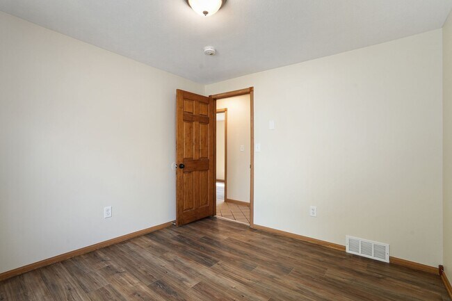 Building Photo - 3 Bedroom, 2 Bath Home in Grand Rapids! Available Now- Includes Washer and Dryer!