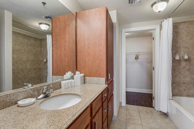 Building Photo - 925 Common St