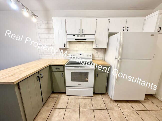 Building Photo - Move in Discount on 5-Bedroom Townhome