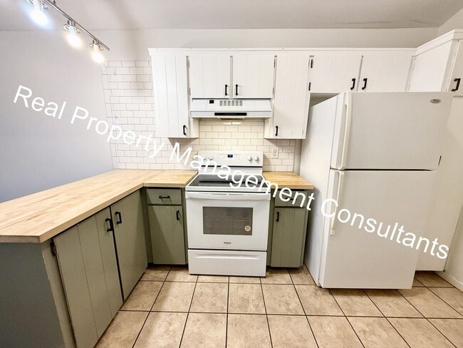 Building Photo - Spacious 5-Bedroom Townhome