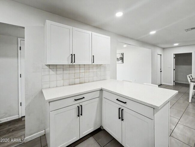 Building Photo - 1542 W 5th Pl