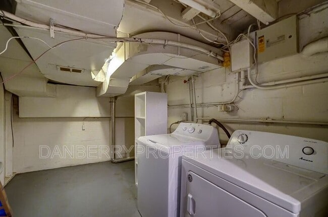 Building Photo - 1017 Searles Rd