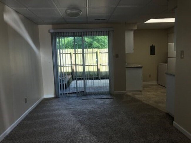 Building Photo - B-1 Kingswood Villas - Gorgeous townhome available now!