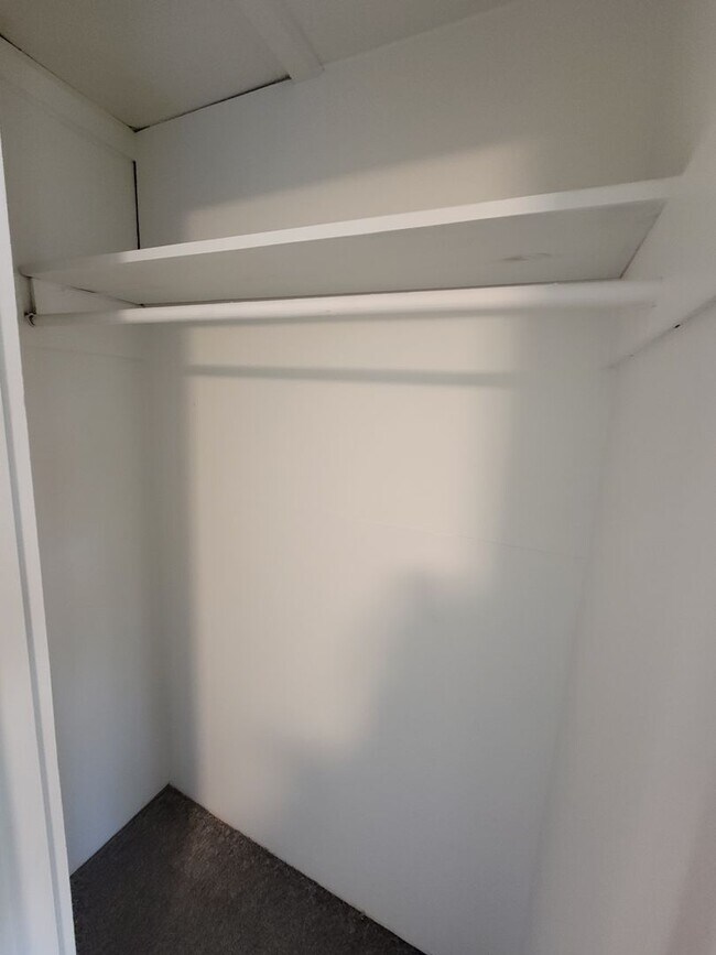 Building Photo - Don’t Miss This! Spacious 2 Bed, 2 Bath in North Portland