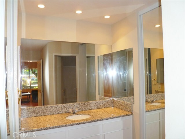 Building Photo - 215 Springview