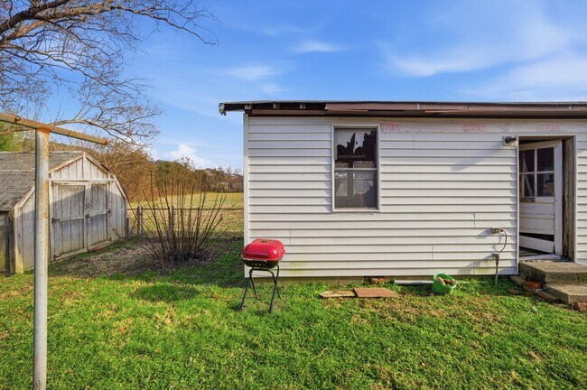 Building Photo - 1210 Pansy St