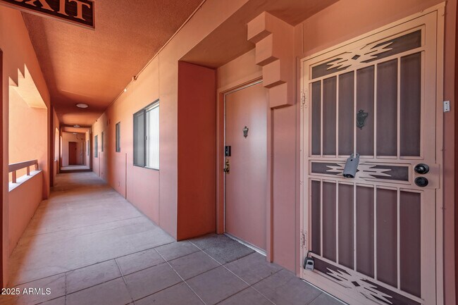 Building Photo - 12222 N Paradise Village Pkwy W