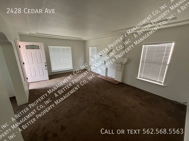 Building Photo - Large Upper Duplex w/Dining Room, DW, HUGE...