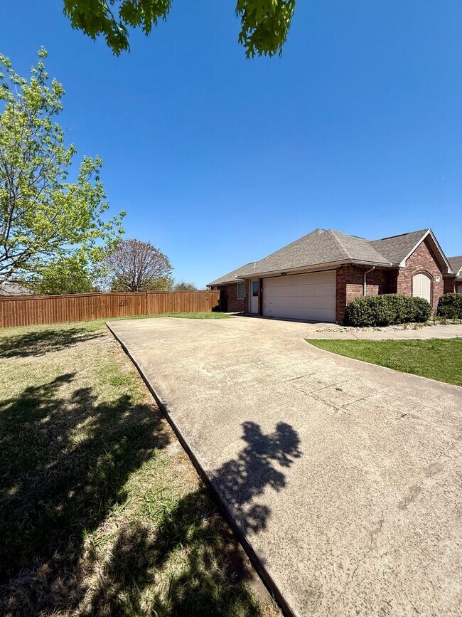 Building Photo - 5 bedroom - Great OUTDOOR LIVING - ALEDO ISD