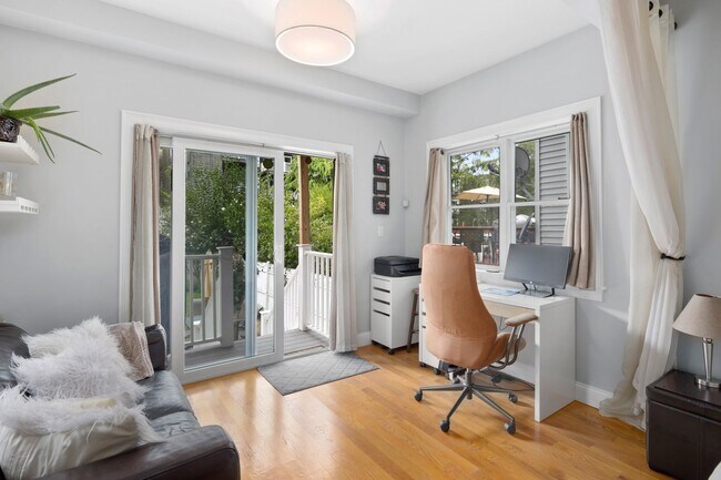 Building Photo - New 2BR2BA Condo in Jefferies Point with Backyard