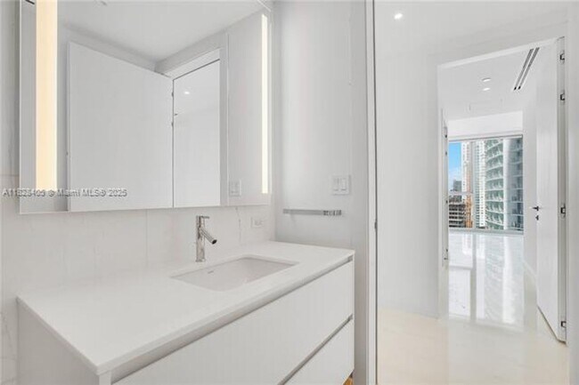 Building Photo - 300 Biscayne Blvd Way