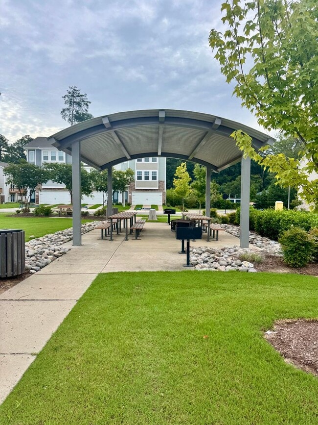 Building Photo - Convenient and Spacious Townhome